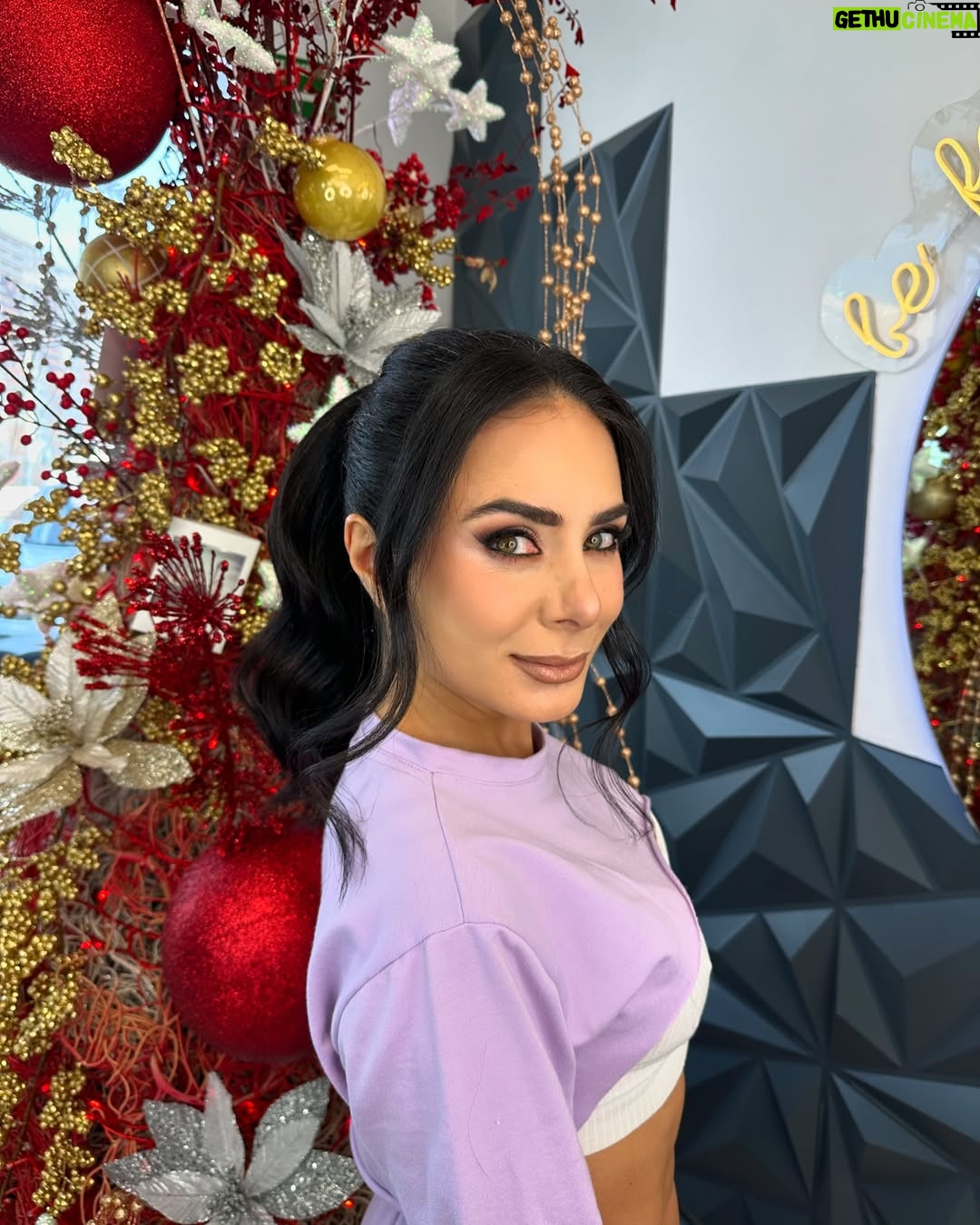Johanna Fadul - 37.3K Likes - Ahora si oficialmente TERMINAMOS #Los50 que bonita y compleja experiencia, de mucho aprendizaje. Conocí gente maravillosa que quiero se queden para siempre. Gracias @endemolshinebd y @telemundo @telemundorealities x permitirme vivir tanta adrenalina, estrés, felicidad y la capacidad de retarme, de jugar, sorprender y ser sorprendida, una experiencia que jamás olvidare, de hacerme sentir más que viva y pasar x todos los estados de ánimo día tras día. Fuerte pero delicioso jajajajajajaj (Los realities están diseñados para masoquistas 😂🤣)
Vestida x mi 🫰🏻
Peinada y maquillada en el salón de @sebastianguzmansty (demasiado top)