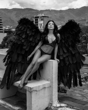 Johanna Fadul Instagram - Siempre un ángel. Blanco o negro pero angel 🖤🤍
