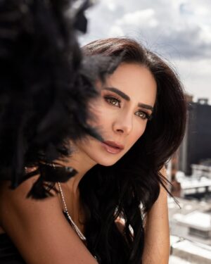Johanna Fadul Instagram - Siempre un ángel. Blanco o negro pero angel 🖤🤍
