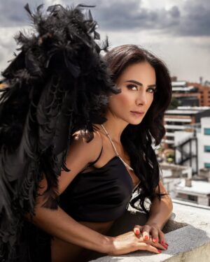 Johanna Fadul Instagram - Siempre un ángel. Blanco o negro pero angel 🖤🤍
