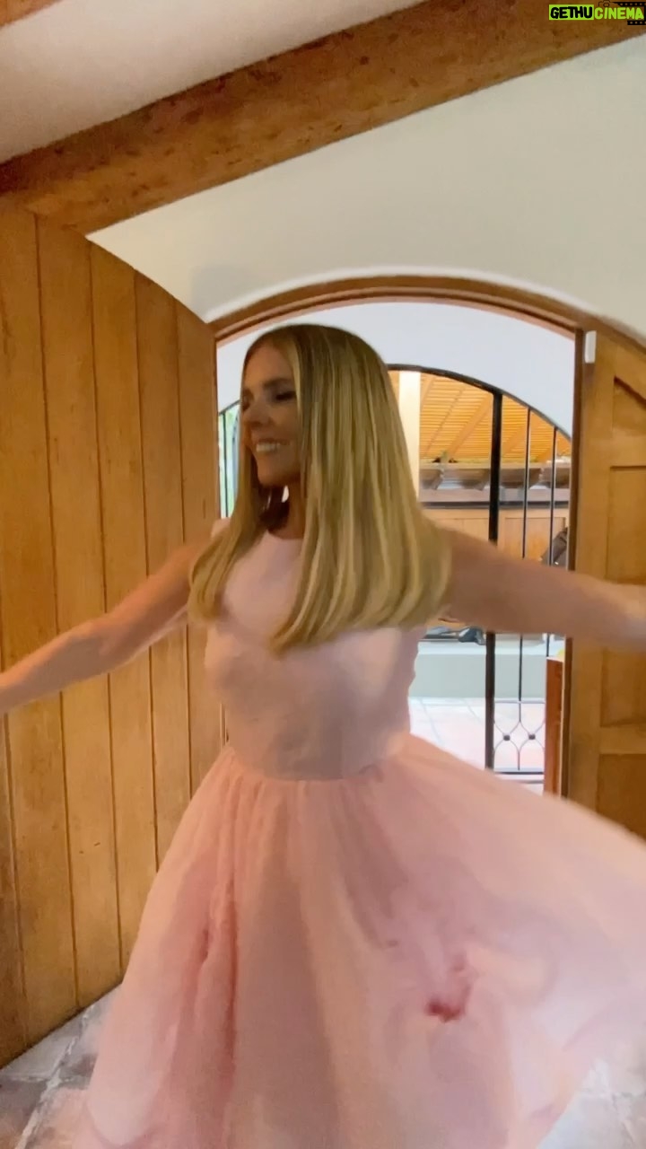 Johanna San Miguel - 45.8K Likes - Una joya de vestido de @simonerocha_ inspirado en una de mis pasiones, el maravilloso ballet. @hm 🤍