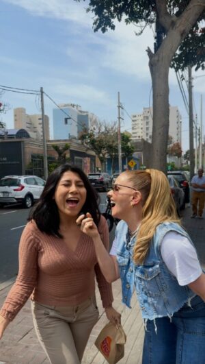 Johanna San Miguel Instagram - 🥲Alguien se sabe esta canción bien moderna? Reencontrándome con mi promo!#johannasanmiguel #humor #comedia