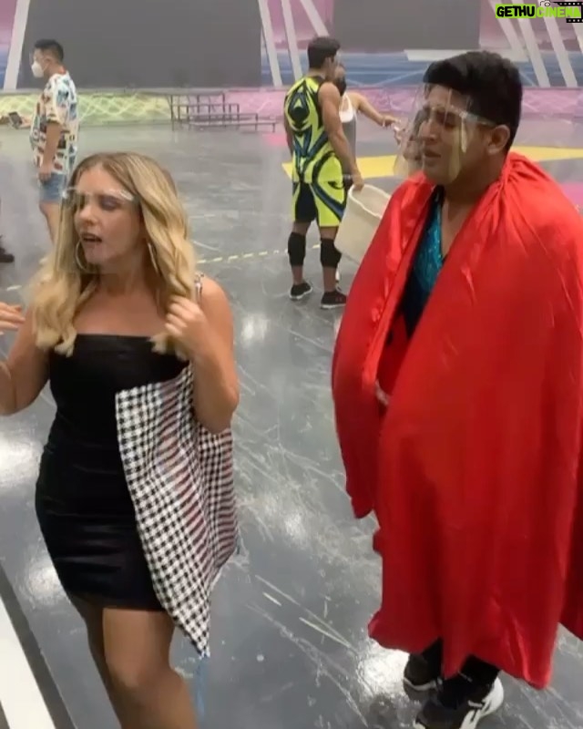 Johanna San Miguel - 24.1K Likes - 🤣🤣🤣 ALUCINA que estoy indignada porque @maykolshow me quiere quitar mi cartera guchi luwiton!!!!!!!!