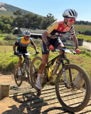 Johanna Solano Instagram - Ya cansada de llorar hoy decido transformar mi dolor en palabras con el corazón roto desde mi cama de hospital, en lo que se supone que sería mi 5to día de carrera en @capeepic. 💔

El dolor físico va más allá de cualquier cosa que haya sentido, pero no se compara con el dolor que siento en el corazón por ver un sueño terminado de una forma tan abrupta. Trabajé y trabajé incansablemente por meses con un único objetivo, tuve días buenos, otros no tan buenos, me he caído y me he levantado. Jamás imaginé que la primer caída de la que no podría levantarme sería justamente mientras cumplía uno de mis sueños deportivos más grandes.

No estoy acostumbrada a que algo me detenga. No está en mi “chip” retirarme de nada. Toda mi cabeza, mi alma, mi espíritu quieren continuar con todas sus fuerzas, pero mi cuerpo no lo permite. Sé que los planes de Dios son perfectos y hoy intento con humildad aceptar que así tenía que ser, aunque me cueste todas mis lágrimas.

Ahora sólo en espera de una pequeña cirugía en mi rodilla y algunos días hospitalizada, pero llena de buena compañía y mucho amor. ❤️ ¡Gracias por todos sus buenos deseos y palabras de aliento!

P.D.: ¡Glori sigue en competencia! Mandémosle todas las buenas vibras porque afrontar las etapas que quedan, ahora solita, va a requerir de mucha cabeza. 🙏🏽 Gracias partner por todo tu apoyo, te quiero!