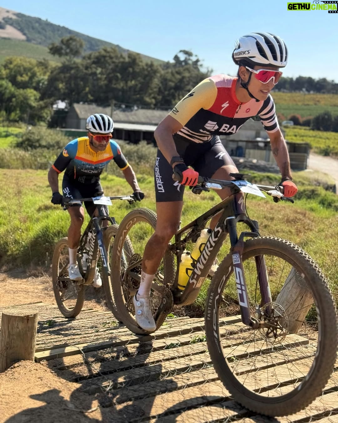 Johanna Solano - 15K Likes - Ya cansada de llorar hoy decido transformar mi dolor en palabras con el corazón roto desde mi cama de hospital, en lo que se supone que sería mi 5to día de carrera en @capeepic. 💔
El dolor físico va más allá de cualquier cosa que haya sentido, pero no se compara con el dolor que siento en el corazón por ver un sueño terminado de una forma tan abrupta. Trabajé y trabajé incansablemente por meses con un único objetivo, tuve días buenos, otros no tan buenos, me he caído y me he levantado. Jamás imaginé que la primer caída de la que no podría levantarme sería justamente mientras cumplía uno de mis sueños deportivos más grandes.
No estoy acostumbrada a que algo me detenga. No está en mi “chip” retirarme de nada. Toda mi cabeza, mi alma, mi espíritu quieren continuar con todas sus fuerzas, pero mi cuerpo no lo permite. Sé que los planes de Dios son perfectos y hoy intento con humildad aceptar que así tenía que ser, aunque me cueste todas mis lágrimas.
Ahora sólo en espera de una pequeña cirugía en mi rodilla y algunos días hospitalizada, pero llena de buena compañía y mucho amor. ❤️ ¡Gracias por todos sus buenos deseos y palabras de aliento!
P.D.: ¡Glori sigue en competencia! Mandémosle todas las buenas vibras porque afrontar las etapas que quedan, ahora solita, va a requerir de mucha cabeza. 🙏🏽 Gracias partner por todo tu apoyo, te quiero!
