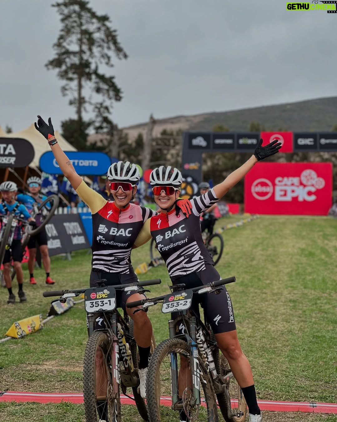 Johanna Solano - 15K Likes - Ya cansada de llorar hoy decido transformar mi dolor en palabras con el corazón roto desde mi cama de hospital, en lo que se supone que sería mi 5to día de carrera en @capeepic. 💔
El dolor físico va más allá de cualquier cosa que haya sentido, pero no se compara con el dolor que siento en el corazón por ver un sueño terminado de una forma tan abrupta. Trabajé y trabajé incansablemente por meses con un único objetivo, tuve días buenos, otros no tan buenos, me he caído y me he levantado. Jamás imaginé que la primer caída de la que no podría levantarme sería justamente mientras cumplía uno de mis sueños deportivos más grandes.
No estoy acostumbrada a que algo me detenga. No está en mi “chip” retirarme de nada. Toda mi cabeza, mi alma, mi espíritu quieren continuar con todas sus fuerzas, pero mi cuerpo no lo permite. Sé que los planes de Dios son perfectos y hoy intento con humildad aceptar que así tenía que ser, aunque me cueste todas mis lágrimas.
Ahora sólo en espera de una pequeña cirugía en mi rodilla y algunos días hospitalizada, pero llena de buena compañía y mucho amor. ❤️ ¡Gracias por todos sus buenos deseos y palabras de aliento!
P.D.: ¡Glori sigue en competencia! Mandémosle todas las buenas vibras porque afrontar las etapas que quedan, ahora solita, va a requerir de mucha cabeza. 🙏🏽 Gracias partner por todo tu apoyo, te quiero!