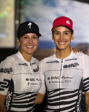 Johanna Solano Instagram - Ya cansada de llorar hoy decido transformar mi dolor en palabras con el corazón roto desde mi cama de hospital, en lo que se supone que sería mi 5to día de carrera en @capeepic. 💔

El dolor físico va más allá de cualquier cosa que haya sentido, pero no se compara con el dolor que siento en el corazón por ver un sueño terminado de una forma tan abrupta. Trabajé y trabajé incansablemente por meses con un único objetivo, tuve días buenos, otros no tan buenos, me he caído y me he levantado. Jamás imaginé que la primer caída de la que no podría levantarme sería justamente mientras cumplía uno de mis sueños deportivos más grandes.

No estoy acostumbrada a que algo me detenga. No está en mi “chip” retirarme de nada. Toda mi cabeza, mi alma, mi espíritu quieren continuar con todas sus fuerzas, pero mi cuerpo no lo permite. Sé que los planes de Dios son perfectos y hoy intento con humildad aceptar que así tenía que ser, aunque me cueste todas mis lágrimas.

Ahora sólo en espera de una pequeña cirugía en mi rodilla y algunos días hospitalizada, pero llena de buena compañía y mucho amor. ❤️ ¡Gracias por todos sus buenos deseos y palabras de aliento!

P.D.: ¡Glori sigue en competencia! Mandémosle todas las buenas vibras porque afrontar las etapas que quedan, ahora solita, va a requerir de mucha cabeza. 🙏🏽 Gracias partner por todo tu apoyo, te quiero!