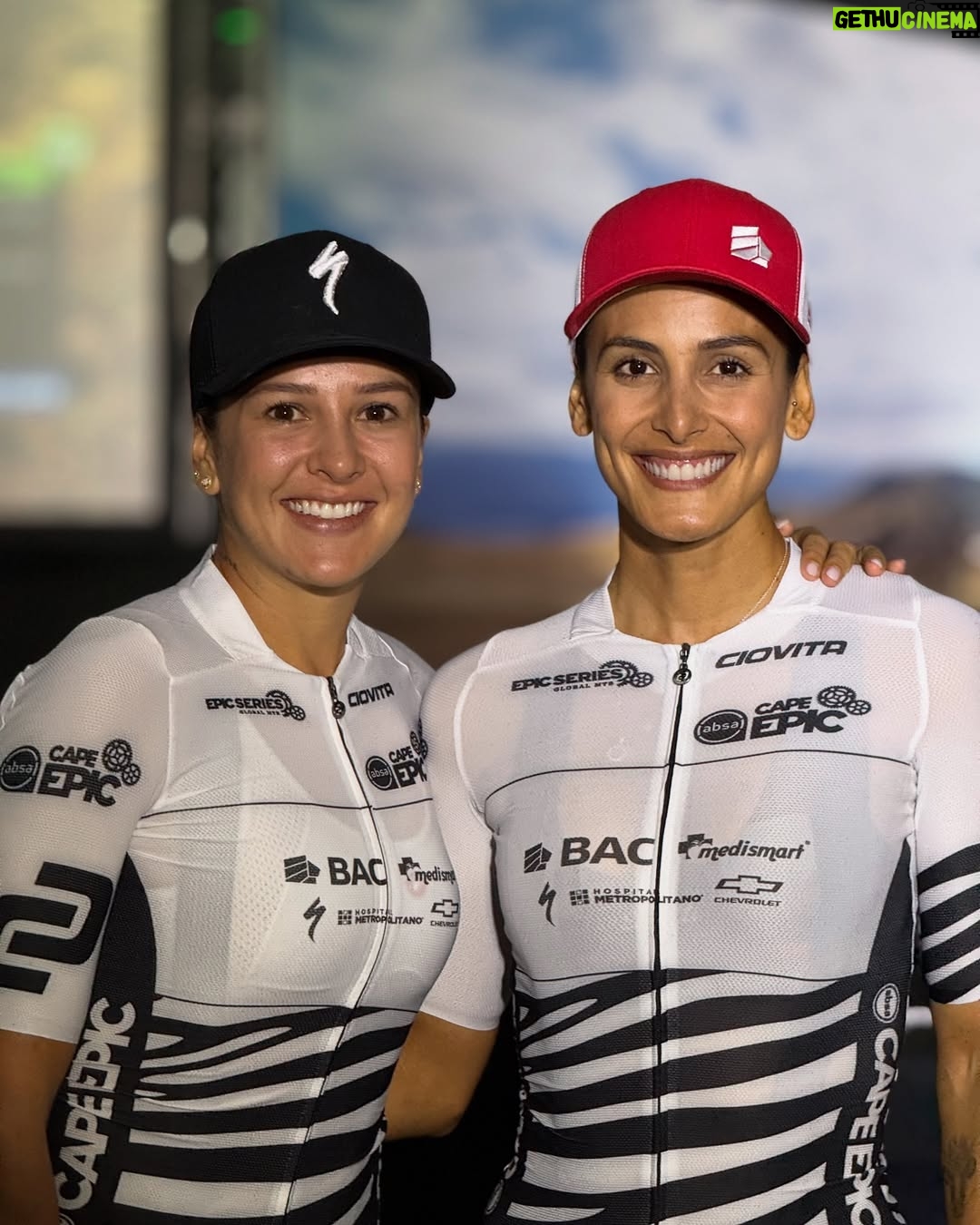 Johanna Solano - 15K Likes - Ya cansada de llorar hoy decido transformar mi dolor en palabras con el corazón roto desde mi cama de hospital, en lo que se supone que sería mi 5to día de carrera en @capeepic. 💔
El dolor físico va más allá de cualquier cosa que haya sentido, pero no se compara con el dolor que siento en el corazón por ver un sueño terminado de una forma tan abrupta. Trabajé y trabajé incansablemente por meses con un único objetivo, tuve días buenos, otros no tan buenos, me he caído y me he levantado. Jamás imaginé que la primer caída de la que no podría levantarme sería justamente mientras cumplía uno de mis sueños deportivos más grandes.
No estoy acostumbrada a que algo me detenga. No está en mi “chip” retirarme de nada. Toda mi cabeza, mi alma, mi espíritu quieren continuar con todas sus fuerzas, pero mi cuerpo no lo permite. Sé que los planes de Dios son perfectos y hoy intento con humildad aceptar que así tenía que ser, aunque me cueste todas mis lágrimas.
Ahora sólo en espera de una pequeña cirugía en mi rodilla y algunos días hospitalizada, pero llena de buena compañía y mucho amor. ❤️ ¡Gracias por todos sus buenos deseos y palabras de aliento!
P.D.: ¡Glori sigue en competencia! Mandémosle todas las buenas vibras porque afrontar las etapas que quedan, ahora solita, va a requerir de mucha cabeza. 🙏🏽 Gracias partner por todo tu apoyo, te quiero!