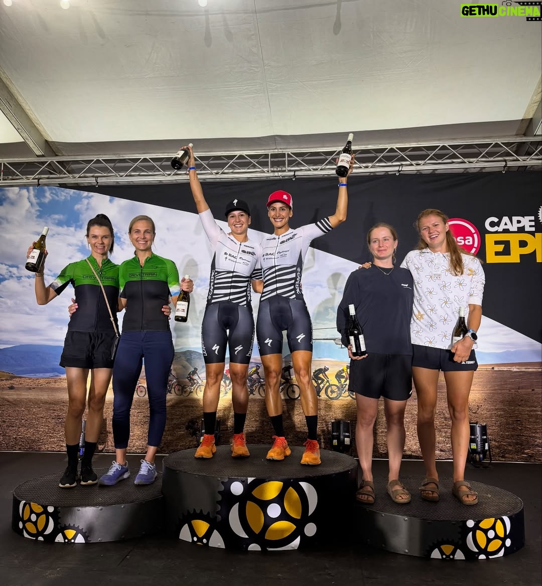Johanna Solano - 15K Likes - Ya cansada de llorar hoy decido transformar mi dolor en palabras con el corazón roto desde mi cama de hospital, en lo que se supone que sería mi 5to día de carrera en @capeepic. 💔
El dolor físico va más allá de cualquier cosa que haya sentido, pero no se compara con el dolor que siento en el corazón por ver un sueño terminado de una forma tan abrupta. Trabajé y trabajé incansablemente por meses con un único objetivo, tuve días buenos, otros no tan buenos, me he caído y me he levantado. Jamás imaginé que la primer caída de la que no podría levantarme sería justamente mientras cumplía uno de mis sueños deportivos más grandes.
No estoy acostumbrada a que algo me detenga. No está en mi “chip” retirarme de nada. Toda mi cabeza, mi alma, mi espíritu quieren continuar con todas sus fuerzas, pero mi cuerpo no lo permite. Sé que los planes de Dios son perfectos y hoy intento con humildad aceptar que así tenía que ser, aunque me cueste todas mis lágrimas.
Ahora sólo en espera de una pequeña cirugía en mi rodilla y algunos días hospitalizada, pero llena de buena compañía y mucho amor. ❤️ ¡Gracias por todos sus buenos deseos y palabras de aliento!
P.D.: ¡Glori sigue en competencia! Mandémosle todas las buenas vibras porque afrontar las etapas que quedan, ahora solita, va a requerir de mucha cabeza. 🙏🏽 Gracias partner por todo tu apoyo, te quiero!