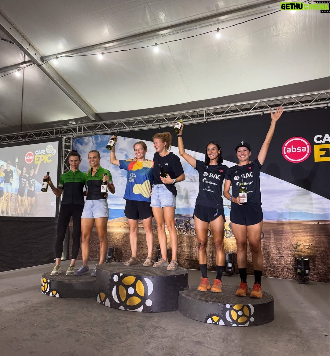 Johanna Solano - 15K Likes - Ya cansada de llorar hoy decido transformar mi dolor en palabras con el corazón roto desde mi cama de hospital, en lo que se supone que sería mi 5to día de carrera en @capeepic. 💔
El dolor físico va más allá de cualquier cosa que haya sentido, pero no se compara con el dolor que siento en el corazón por ver un sueño terminado de una forma tan abrupta. Trabajé y trabajé incansablemente por meses con un único objetivo, tuve días buenos, otros no tan buenos, me he caído y me he levantado. Jamás imaginé que la primer caída de la que no podría levantarme sería justamente mientras cumplía uno de mis sueños deportivos más grandes.
No estoy acostumbrada a que algo me detenga. No está en mi “chip” retirarme de nada. Toda mi cabeza, mi alma, mi espíritu quieren continuar con todas sus fuerzas, pero mi cuerpo no lo permite. Sé que los planes de Dios son perfectos y hoy intento con humildad aceptar que así tenía que ser, aunque me cueste todas mis lágrimas.
Ahora sólo en espera de una pequeña cirugía en mi rodilla y algunos días hospitalizada, pero llena de buena compañía y mucho amor. ❤️ ¡Gracias por todos sus buenos deseos y palabras de aliento!
P.D.: ¡Glori sigue en competencia! Mandémosle todas las buenas vibras porque afrontar las etapas que quedan, ahora solita, va a requerir de mucha cabeza. 🙏🏽 Gracias partner por todo tu apoyo, te quiero!