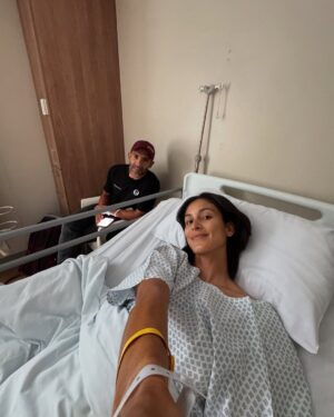 Johanna Solano Instagram - Ya cansada de llorar hoy decido transformar mi dolor en palabras con el corazón roto desde mi cama de hospital, en lo que se supone que sería mi 5to día de carrera en @capeepic. 💔

El dolor físico va más allá de cualquier cosa que haya sentido, pero no se compara con el dolor que siento en el corazón por ver un sueño terminado de una forma tan abrupta. Trabajé y trabajé incansablemente por meses con un único objetivo, tuve días buenos, otros no tan buenos, me he caído y me he levantado. Jamás imaginé que la primer caída de la que no podría levantarme sería justamente mientras cumplía uno de mis sueños deportivos más grandes.

No estoy acostumbrada a que algo me detenga. No está en mi “chip” retirarme de nada. Toda mi cabeza, mi alma, mi espíritu quieren continuar con todas sus fuerzas, pero mi cuerpo no lo permite. Sé que los planes de Dios son perfectos y hoy intento con humildad aceptar que así tenía que ser, aunque me cueste todas mis lágrimas.

Ahora sólo en espera de una pequeña cirugía en mi rodilla y algunos días hospitalizada, pero llena de buena compañía y mucho amor. ❤️ ¡Gracias por todos sus buenos deseos y palabras de aliento!

P.D.: ¡Glori sigue en competencia! Mandémosle todas las buenas vibras porque afrontar las etapas que quedan, ahora solita, va a requerir de mucha cabeza. 🙏🏽 Gracias partner por todo tu apoyo, te quiero!