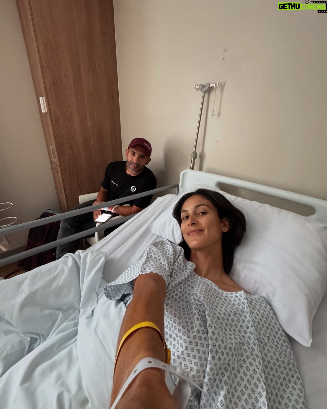 Johanna Solano - 15K Likes - Ya cansada de llorar hoy decido transformar mi dolor en palabras con el corazón roto desde mi cama de hospital, en lo que se supone que sería mi 5to día de carrera en @capeepic. 💔
El dolor físico va más allá de cualquier cosa que haya sentido, pero no se compara con el dolor que siento en el corazón por ver un sueño terminado de una forma tan abrupta. Trabajé y trabajé incansablemente por meses con un único objetivo, tuve días buenos, otros no tan buenos, me he caído y me he levantado. Jamás imaginé que la primer caída de la que no podría levantarme sería justamente mientras cumplía uno de mis sueños deportivos más grandes.
No estoy acostumbrada a que algo me detenga. No está en mi “chip” retirarme de nada. Toda mi cabeza, mi alma, mi espíritu quieren continuar con todas sus fuerzas, pero mi cuerpo no lo permite. Sé que los planes de Dios son perfectos y hoy intento con humildad aceptar que así tenía que ser, aunque me cueste todas mis lágrimas.
Ahora sólo en espera de una pequeña cirugía en mi rodilla y algunos días hospitalizada, pero llena de buena compañía y mucho amor. ❤️ ¡Gracias por todos sus buenos deseos y palabras de aliento!
P.D.: ¡Glori sigue en competencia! Mandémosle todas las buenas vibras porque afrontar las etapas que quedan, ahora solita, va a requerir de mucha cabeza. 🙏🏽 Gracias partner por todo tu apoyo, te quiero!