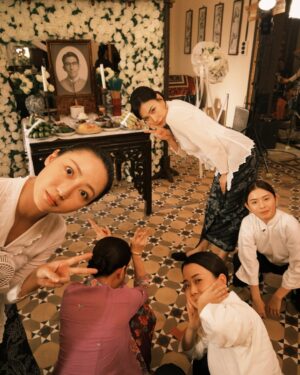 Jojo Goh Instagram - 收视报捷，释一波饭盒戏幕后照片，谢谢喜欢 #小娘惹之翡翠山 的每一个你 🙏

#EmeraldHill