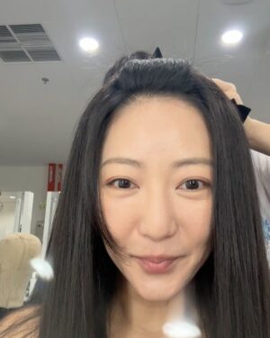 Jojo Goh Instagram - 这一辑，送给李淑玉一人。

从不喜欢她，到聆听她，拥抱她，和成为她心中的黑白天使，这过程其实快得近乎光速，或者，更像一场顿悟。

大部分的我们在现实生活里当不了什么大女主，也没有什么左青龙右白虎为我们护航，卑微地服侍他人的同时，何尝不希望等到属于自己的高光时刻？不敢也不想干什么坏事，但也免不了按耐不住为了自己所爱耍点小心机，这就是人。

我喜欢演人 — 活生生血淋淋的人。

大少奶奶若赋予机会，也许也能当人中龙凤，但抓住命运的衣角不放，就等于被命运绑架，便应了银娘所说，只能认命。大家都说银娘此话双标不符合新时代女性的规范，可我其实好喜欢她那一段话。只有认清局面，接受事实，排除“如果”，人才能继续勇往直前。

银娘在我眼里，是真正的铁娘子。

而李淑玉，也用自己的偏执和毅力，守护自己心中那个家的面貌。

很多人问被灌醉那件事情她知道吗？相信我，她就算怀疑，也不会想知道答案。只要大哥不说穿，她会继续相信耀祖就是张家血脉。能说穿那天，大概只能是大哥大嫂暮色之年。

希望我不负李淑玉。

#小娘惹之翡翠山
#EmeraldHill 
#幕后花絮终结篇
#李淑玉

@mediacorp.re.dian