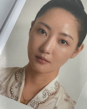 Jojo Goh Instagram - 这一辑，送给李淑玉一人。

从不喜欢她，到聆听她，拥抱她，和成为她心中的黑白天使，这过程其实快得近乎光速，或者，更像一场顿悟。

大部分的我们在现实生活里当不了什么大女主，也没有什么左青龙右白虎为我们护航，卑微地服侍他人的同时，何尝不希望等到属于自己的高光时刻？不敢也不想干什么坏事，但也免不了按耐不住为了自己所爱耍点小心机，这就是人。

我喜欢演人 — 活生生血淋淋的人。

大少奶奶若赋予机会，也许也能当人中龙凤，但抓住命运的衣角不放，就等于被命运绑架，便应了银娘所说，只能认命。大家都说银娘此话双标不符合新时代女性的规范，可我其实好喜欢她那一段话。只有认清局面，接受事实，排除“如果”，人才能继续勇往直前。

银娘在我眼里，是真正的铁娘子。

而李淑玉，也用自己的偏执和毅力，守护自己心中那个家的面貌。

很多人问被灌醉那件事情她知道吗？相信我，她就算怀疑，也不会想知道答案。只要大哥不说穿，她会继续相信耀祖就是张家血脉。能说穿那天，大概只能是大哥大嫂暮色之年。

希望我不负李淑玉。

#小娘惹之翡翠山
#EmeraldHill 
#幕后花絮终结篇
#李淑玉

@mediacorp.re.dian