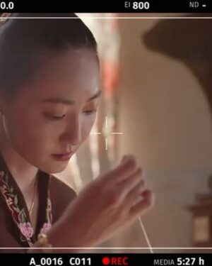 Jojo Goh Instagram - 这一辑，送给李淑玉一人。

从不喜欢她，到聆听她，拥抱她，和成为她心中的黑白天使，这过程其实快得近乎光速，或者，更像一场顿悟。

大部分的我们在现实生活里当不了什么大女主，也没有什么左青龙右白虎为我们护航，卑微地服侍他人的同时，何尝不希望等到属于自己的高光时刻？不敢也不想干什么坏事，但也免不了按耐不住为了自己所爱耍点小心机，这就是人。

我喜欢演人 — 活生生血淋淋的人。

大少奶奶若赋予机会，也许也能当人中龙凤，但抓住命运的衣角不放，就等于被命运绑架，便应了银娘所说，只能认命。大家都说银娘此话双标不符合新时代女性的规范，可我其实好喜欢她那一段话。只有认清局面，接受事实，排除“如果”，人才能继续勇往直前。

银娘在我眼里，是真正的铁娘子。

而李淑玉，也用自己的偏执和毅力，守护自己心中那个家的面貌。

很多人问被灌醉那件事情她知道吗？相信我，她就算怀疑，也不会想知道答案。只要大哥不说穿，她会继续相信耀祖就是张家血脉。能说穿那天，大概只能是大哥大嫂暮色之年。

希望我不负李淑玉。

#小娘惹之翡翠山
#EmeraldHill 
#幕后花絮终结篇
#李淑玉

@mediacorp.re.dian