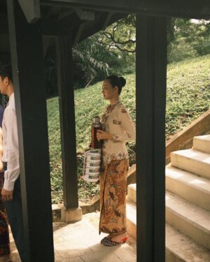 Jojo Goh Instagram - 这一辑，送给李淑玉一人。

从不喜欢她，到聆听她，拥抱她，和成为她心中的黑白天使，这过程其实快得近乎光速，或者，更像一场顿悟。

大部分的我们在现实生活里当不了什么大女主，也没有什么左青龙右白虎为我们护航，卑微地服侍他人的同时，何尝不希望等到属于自己的高光时刻？不敢也不想干什么坏事，但也免不了按耐不住为了自己所爱耍点小心机，这就是人。

我喜欢演人 — 活生生血淋淋的人。

大少奶奶若赋予机会，也许也能当人中龙凤，但抓住命运的衣角不放，就等于被命运绑架，便应了银娘所说，只能认命。大家都说银娘此话双标不符合新时代女性的规范，可我其实好喜欢她那一段话。只有认清局面，接受事实，排除“如果”，人才能继续勇往直前。

银娘在我眼里，是真正的铁娘子。

而李淑玉，也用自己的偏执和毅力，守护自己心中那个家的面貌。

很多人问被灌醉那件事情她知道吗？相信我，她就算怀疑，也不会想知道答案。只要大哥不说穿，她会继续相信耀祖就是张家血脉。能说穿那天，大概只能是大哥大嫂暮色之年。

希望我不负李淑玉。

#小娘惹之翡翠山
#EmeraldHill 
#幕后花絮终结篇
#李淑玉

@mediacorp.re.dian