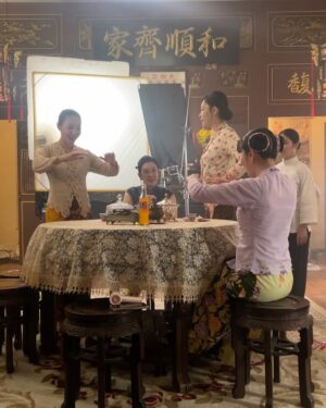 Jojo Goh Instagram - 张家第一张 VS 最后一张大合照，以及中间那些事儿～～

#好吧让大家看看幕后的快乐
#我还有两千张照片
#小娘惹之翡翠山
#EmeraldHill

📸 @elaineang