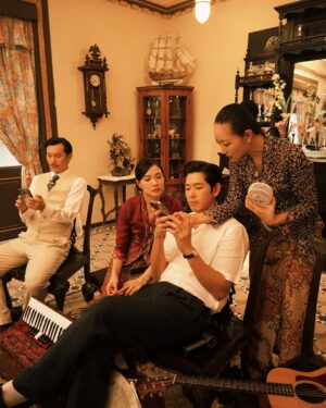 Jojo Goh Instagram - 张家第一张 VS 最后一张大合照，以及中间那些事儿～～

#好吧让大家看看幕后的快乐
#我还有两千张照片
#小娘惹之翡翠山
#EmeraldHill

📸 @elaineang