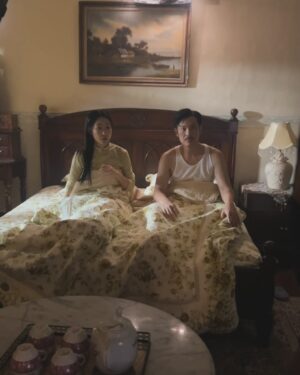 Jojo Goh Instagram - 我们幸福美满的一家，刷到最后有大房的全家福呢 🥰

你有话要对我们说吗？

意见接受，态度照旧，翡翠山上讲粤语的邻居教的！

#小娘惹之翡翠山
#EmeraldHill
#不是开玩笑我真的有过千张照片
#不如你给我任何主题我想我都能用这些库存应付
#来呀开题呀

@mediacorp.re.dian

📸 @elaineang