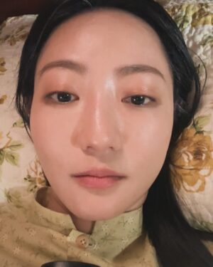 Jojo Goh Instagram - 我们幸福美满的一家，刷到最后有大房的全家福呢 🥰

你有话要对我们说吗？

意见接受，态度照旧，翡翠山上讲粤语的邻居教的！

#小娘惹之翡翠山
#EmeraldHill
#不是开玩笑我真的有过千张照片
#不如你给我任何主题我想我都能用这些库存应付
#来呀开题呀

@mediacorp.re.dian

📸 @elaineang