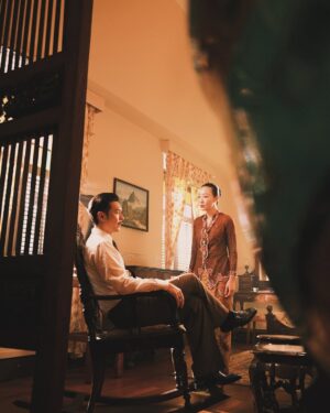 Jojo Goh Instagram - 我们幸福美满的一家，刷到最后有大房的全家福呢 🥰

你有话要对我们说吗？

意见接受，态度照旧，翡翠山上讲粤语的邻居教的！

#小娘惹之翡翠山
#EmeraldHill
#不是开玩笑我真的有过千张照片
#不如你给我任何主题我想我都能用这些库存应付
#来呀开题呀

@mediacorp.re.dian

📸 @elaineang