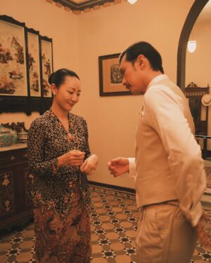Jojo Goh Instagram - 我们幸福美满的一家，刷到最后有大房的全家福呢 🥰

你有话要对我们说吗？

意见接受，态度照旧，翡翠山上讲粤语的邻居教的！

#小娘惹之翡翠山
#EmeraldHill
#不是开玩笑我真的有过千张照片
#不如你给我任何主题我想我都能用这些库存应付
#来呀开题呀

@mediacorp.re.dian

📸 @elaineang
