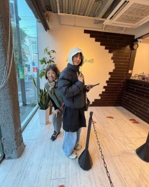 Jolin Tsai Instagram - 工作與生活分不開
東京鐵塔下的小人兒們🤪🥰🤩❤️😉
謝謝澎潤美麗又大方的 @elixirtw  @elixir_official_shiseido #怡麗絲爾