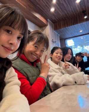 Jolin Tsai Instagram - 工作與生活分不開
東京鐵塔下的小人兒們🤪🥰🤩❤️😉
謝謝澎潤美麗又大方的 @elixirtw  @elixir_official_shiseido #怡麗絲爾