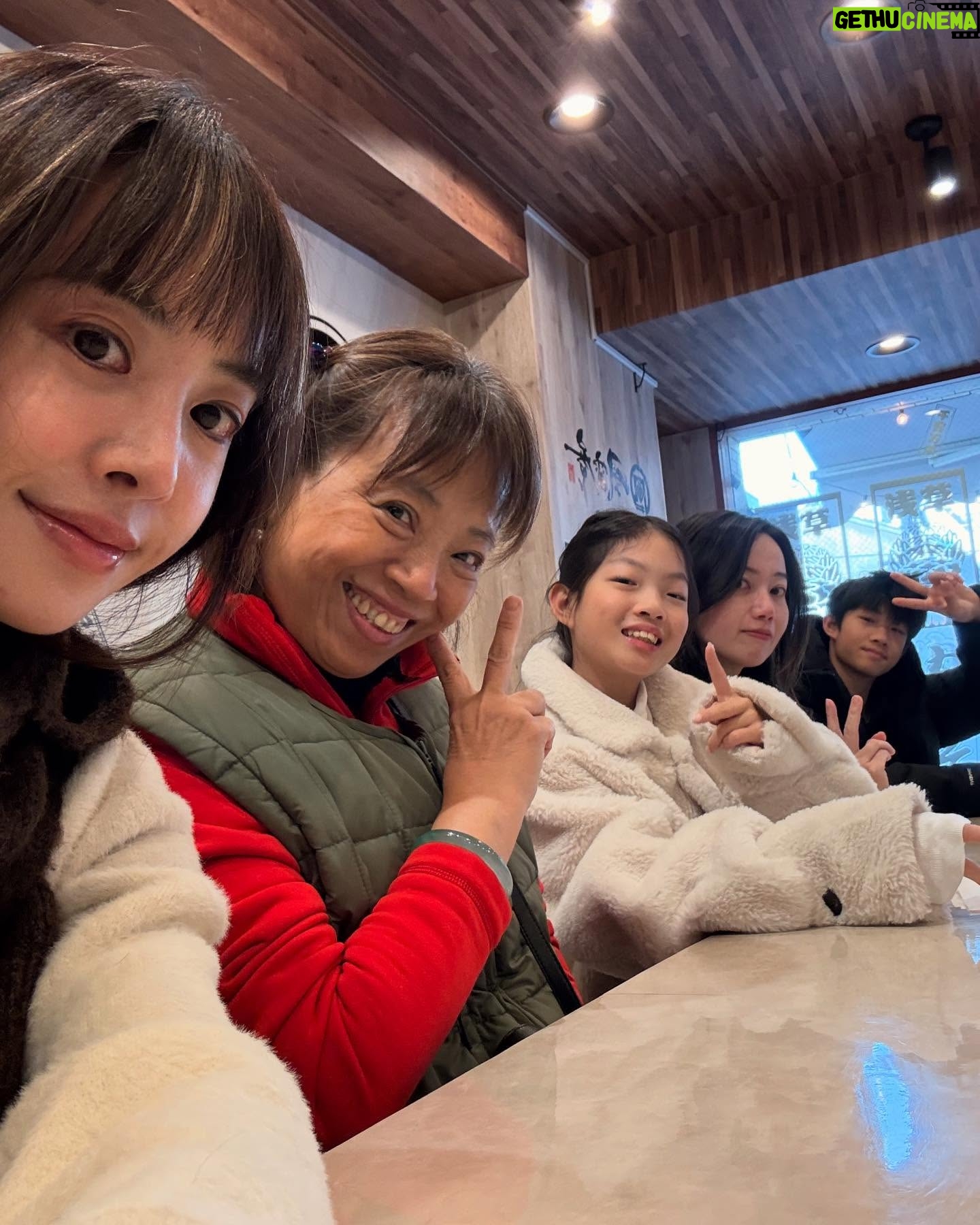 Jolin Tsai - 126.5K Likes - 工作與生活分不開
東京鐵塔下的小人兒們🤪🥰🤩❤️😉
謝謝澎潤美麗又大方的 @elixirtw @elixir_official_shiseido #怡麗絲爾