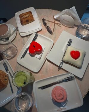Jonida Maliqi Instagram - My new love story with… @belleepoque_lecafe ❤️😋😘