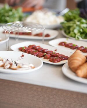 Jonida Maliqi Instagram - Brunch-i perfekt në një vilë ëndrrash @jerinamansion me @smeg ishte më shumë se një event por ishte një përvojë e shijes nga @gjurmarestaurant ngjyrave dhe frymëzimit.🩵🌸 Faleminderit për fotot e mrekullueshme @oniro.photography 🤍