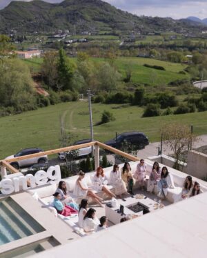 Jonida Maliqi Instagram - Brunch-i perfekt në një vilë ëndrrash @jerinamansion me @smeg ishte më shumë se një event por ishte një përvojë e shijes nga @gjurmarestaurant ngjyrave dhe frymëzimit.🩵🌸 Faleminderit për fotot e mrekullueshme @oniro.photography 🤍