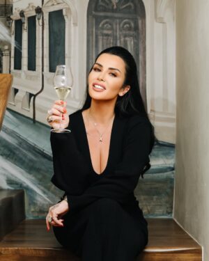 Jonida Maliqi Instagram - Në Korçë bre lalkë @arctic.boutique.hotel 🤍 plot e për plot me gjëra të mirka. Fotot nga @danieldervishi flasin vetë 🙏🏻