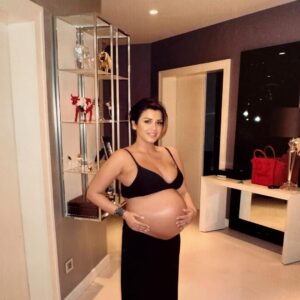 Jonida Maliqi Instagram - 13 vjet më parë… nata e fundit që ishe në trupin tim sepse të nesërmen ti linde jeta ime, dhe më në fund të preka, të ndjeva aromën dhe me ty ndryshoi i gjithë këndvështrimi i jetës sime.🤍
Të dua më shumë se veten, faleminderit Zot 🙏🏻që më bekove me një ëngjëll që nuk njeh hipokrizinë, dashakeqsinë, inatin apo xhelozinë por është i paqtë plot dritë dhe i pastër si qelibar.🪽