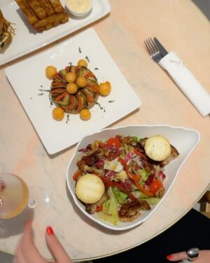 Jonida Maliqi Instagram - @belleepoque_lecafe Një kënd i vogël i Francës në zemër të qytetit aty ku ëmbëlsia takohet me shijen gourmet.✨🇫🇷 #ArtNëShije #GourmetExperience