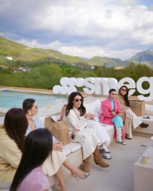 Jonida Maliqi Instagram - Brunch-i perfekt në një vilë ëndrrash @jerinamansion me @smeg ishte më shumë se një event por ishte një përvojë e shijes nga @gjurmarestaurant ngjyrave dhe frymëzimit.🩵🌸 Faleminderit për fotot e mrekullueshme @oniro.photography 🤍
