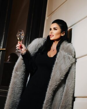 Jonida Maliqi Instagram - Në Korçë bre lalkë @arctic.boutique.hotel 🤍 plot e për plot me gjëra të mirka. Fotot nga @danieldervishi flasin vetë 🙏🏻