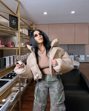 Jonida Maliqi Instagram - E nisa javën mbarë… me xhupin e ri nga @nsstore.al nga koleksioni i fundit @dsquared2 e krehur për së mbari vetem tek @prive_haircouture_al dhe me syzet @tiffanyandco te cilat kohëve të fundit i kam bërë tatuazh😜 @tiranaeyecentre 😎