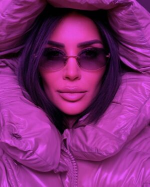 Jonida Maliqi Instagram - E nisa javën mbarë… me xhupin e ri nga @nsstore.al nga koleksioni i fundit @dsquared2 e krehur për së mbari vetem tek @prive_haircouture_al dhe me syzet @tiffanyandco te cilat kohëve të fundit i kam bërë tatuazh😜 @tiranaeyecentre 😎