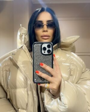 Jonida Maliqi Instagram - E nisa javën mbarë… me xhupin e ri nga @nsstore.al nga koleksioni i fundit @dsquared2 e krehur për së mbari vetem tek @prive_haircouture_al dhe me syzet @tiffanyandco te cilat kohëve të fundit i kam bërë tatuazh😜 @tiranaeyecentre 😎