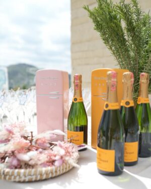Jonida Maliqi Instagram - Brunch-i perfekt në një vilë ëndrrash @jerinamansion me @smeg ishte më shumë se një event por ishte një përvojë e shijes nga @gjurmarestaurant ngjyrave dhe frymëzimit.🩵🌸 Faleminderit për fotot e mrekullueshme @oniro.photography 🤍