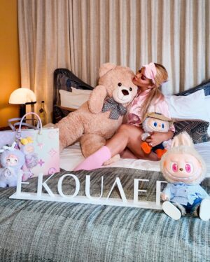 Josetty Hurtado Instagram - @ekouaerofficial 💗 Pajama party of course I had to bring my babies 

#ekouaer #pjs #pajamas #pink #labubu #popmart #nommi #pajamaparty #pjparty #losangeles #california #lv #louisvuitton