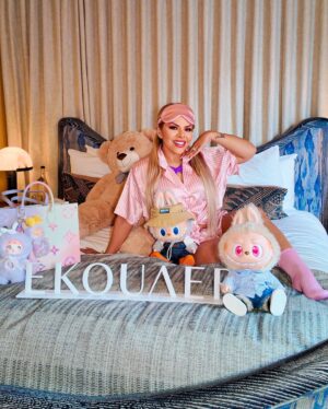 Josetty Hurtado Instagram - @ekouaerofficial 💗 Pajama party of course I had to bring my babies 

#ekouaer #pjs #pajamas #pink #labubu #popmart #nommi #pajamaparty #pjparty #losangeles #california #lv #louisvuitton