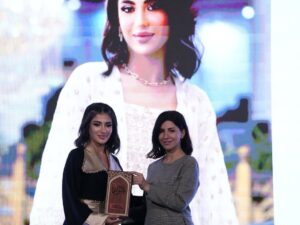 Jouman Kathem Instagram - شكر وتقدير لـ فخامة رئيس الجمهورية ، دائرة شؤون المرأة وتحت شعار حواءنا عطاءنا سعيدة جداً بـ تكريمي كـ سيدة مميزة في يوم المرأة العالمي بحضور نخبة من فنانات و مؤثرات و سيدات المجتمع الناجحات🏆🌟