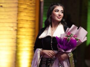 Jouman Kathem Instagram - شكر وتقدير لـ فخامة رئيس الجمهورية ، دائرة شؤون المرأة وتحت شعار حواءنا عطاءنا سعيدة جداً بـ تكريمي كـ سيدة مميزة في يوم المرأة العالمي بحضور نخبة من فنانات و مؤثرات و سيدات المجتمع الناجحات🏆🌟