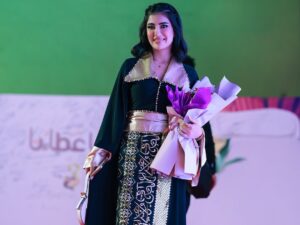 Jouman Kathem Instagram - شكر وتقدير لـ فخامة رئيس الجمهورية ، دائرة شؤون المرأة وتحت شعار حواءنا عطاءنا سعيدة جداً بـ تكريمي كـ سيدة مميزة في يوم المرأة العالمي بحضور نخبة من فنانات و مؤثرات و سيدات المجتمع الناجحات🏆🌟