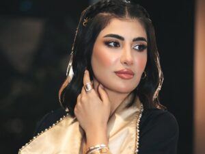 Jouman Kathem Instagram - شكر وتقدير لـ فخامة رئيس الجمهورية ، دائرة شؤون المرأة وتحت شعار حواءنا عطاءنا سعيدة جداً بـ تكريمي كـ سيدة مميزة في يوم المرأة العالمي بحضور نخبة من فنانات و مؤثرات و سيدات المجتمع الناجحات🏆🌟