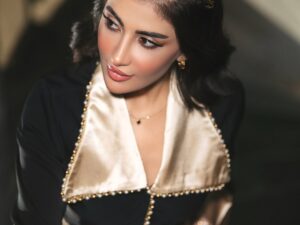 Jouman Kathem Instagram - شكر وتقدير لـ فخامة رئيس الجمهورية ، دائرة شؤون المرأة وتحت شعار حواءنا عطاءنا سعيدة جداً بـ تكريمي كـ سيدة مميزة في يوم المرأة العالمي بحضور نخبة من فنانات و مؤثرات و سيدات المجتمع الناجحات🏆🌟