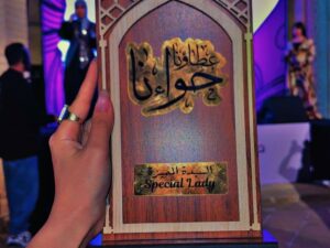 Jouman Kathem Instagram - شكر وتقدير لـ فخامة رئيس الجمهورية ، دائرة شؤون المرأة وتحت شعار حواءنا عطاءنا سعيدة جداً بـ تكريمي كـ سيدة مميزة في يوم المرأة العالمي بحضور نخبة من فنانات و مؤثرات و سيدات المجتمع الناجحات🏆🌟
